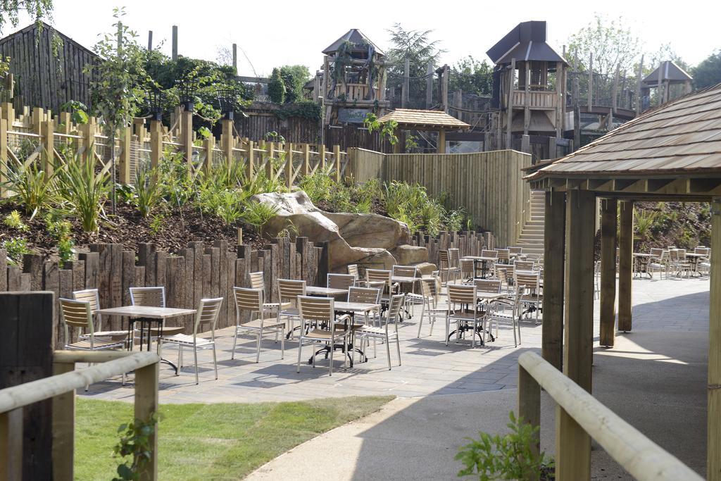 Chessington Safari Hotel Exteriér fotografie