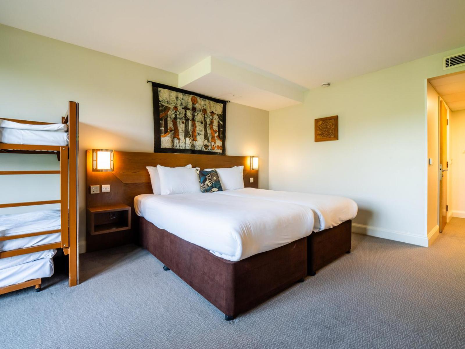 Chessington Safari Hotel Exteriér fotografie